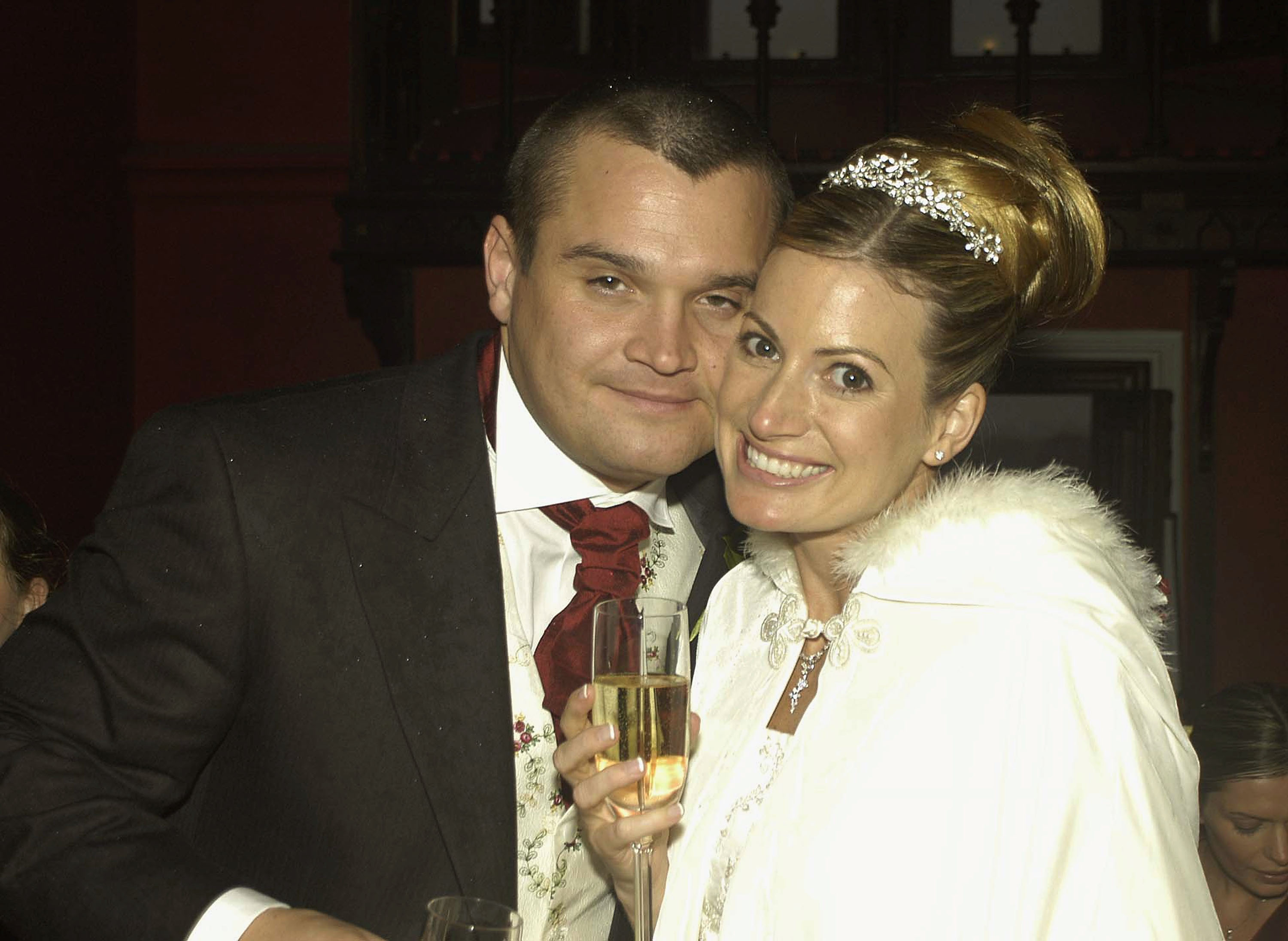 Louis Osbourne poses with his bride Louise in Saint Flannan's church in Co. Offaly, Ireland on December 31, 2003 | Source: Getty Images