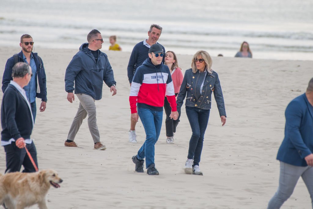 Emmanuel Macron, président de la France, au centre, et son épouse Brigitte Macron marchent le long d'une plage au Touquet-Paris-Plage, en France, le samedi 23 avril 2022. | Photo : Getty Images