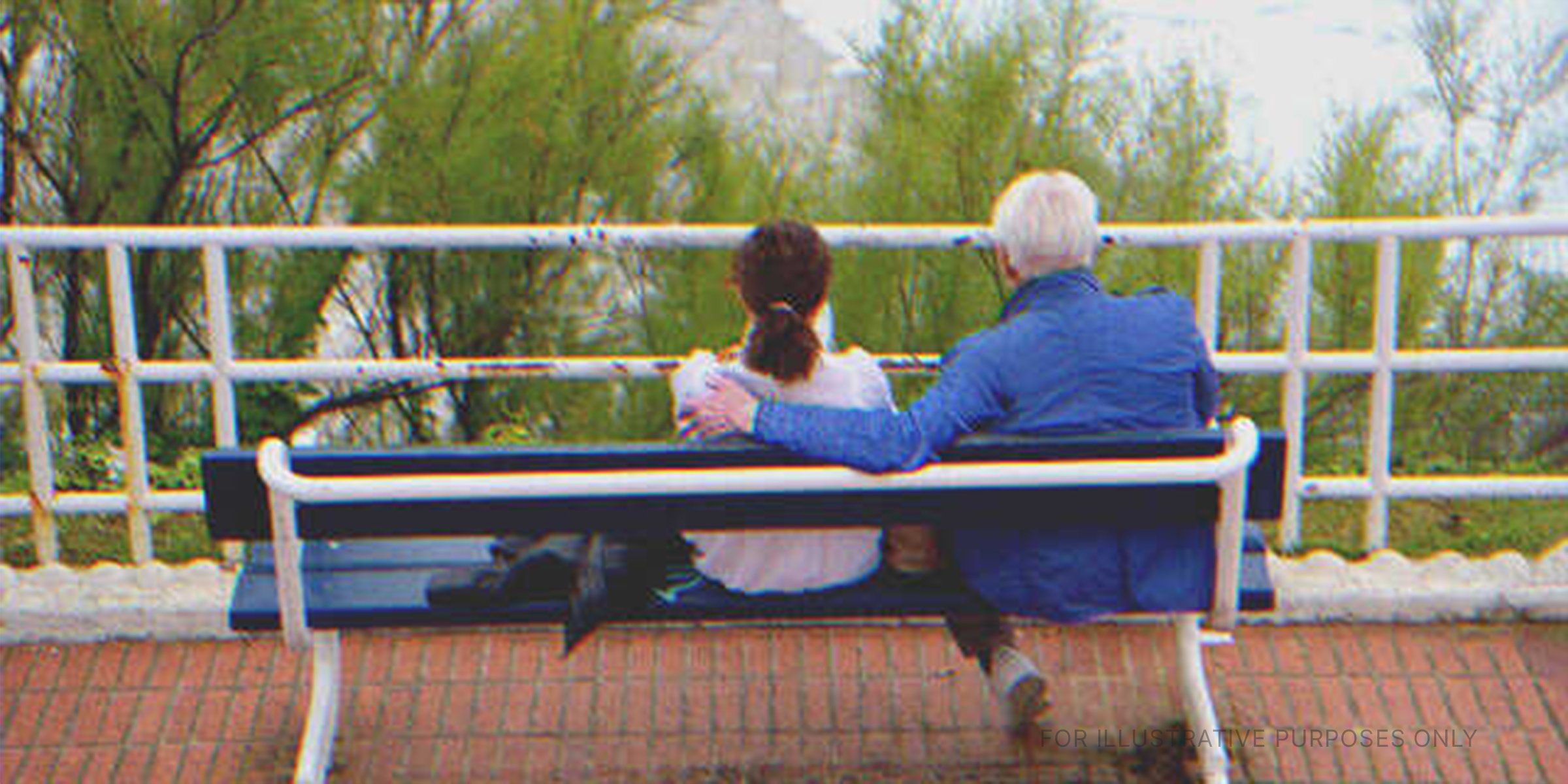 Older man and young girl sitting on a bench | Source: Shutterstock
