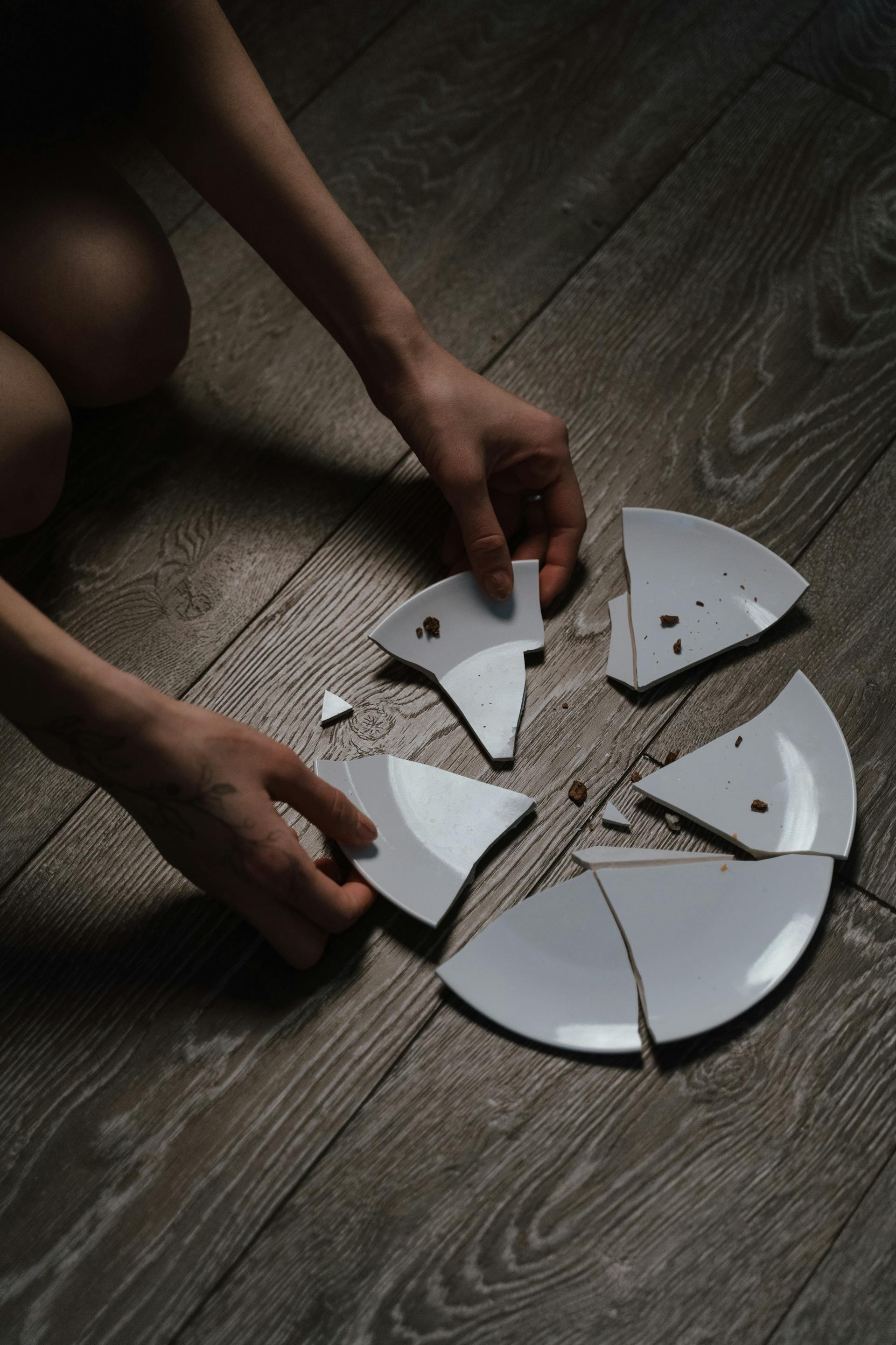 A broken plate on the floor | Source: Pexels