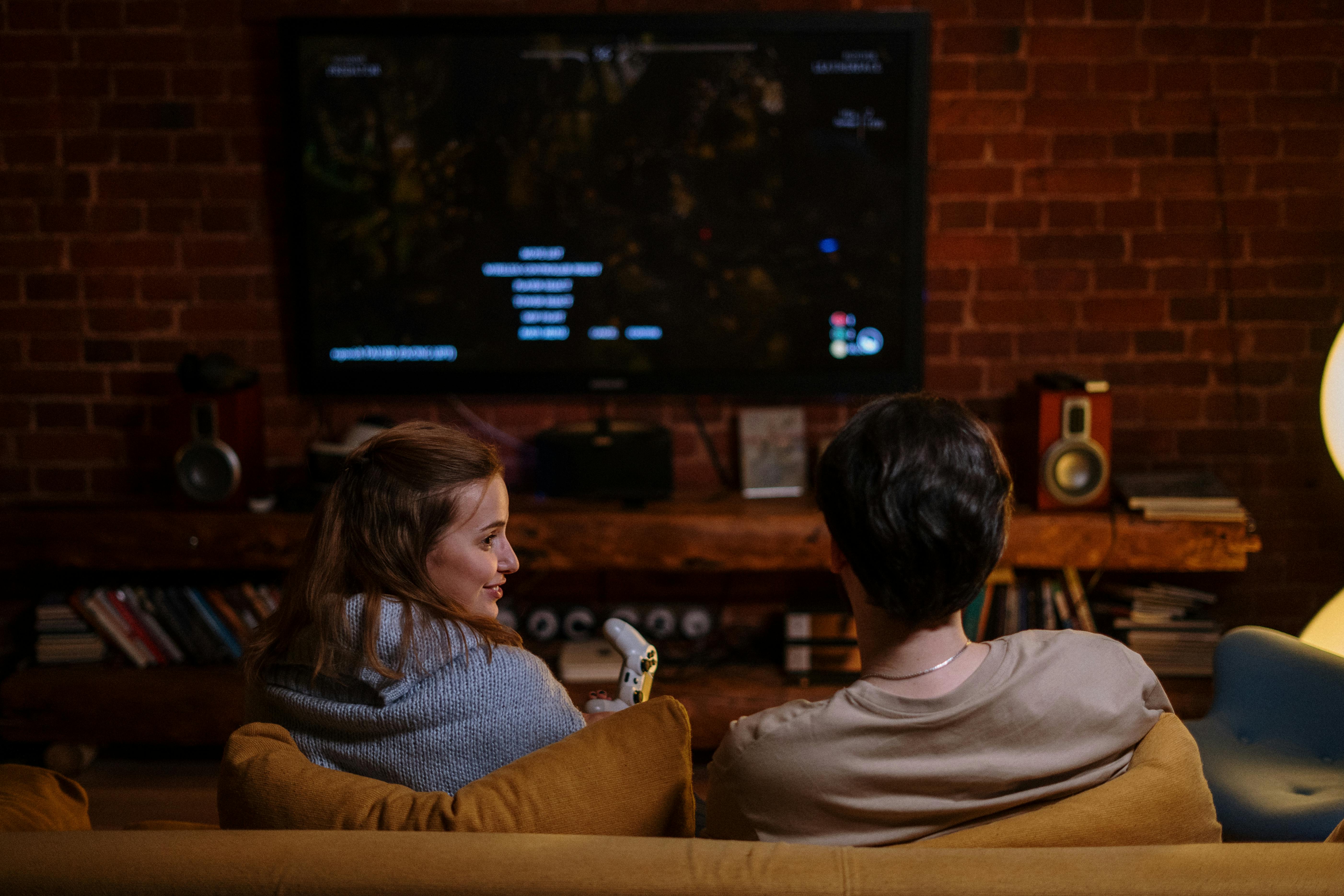 A couple talking while sitting on the couch | Source: Pexels