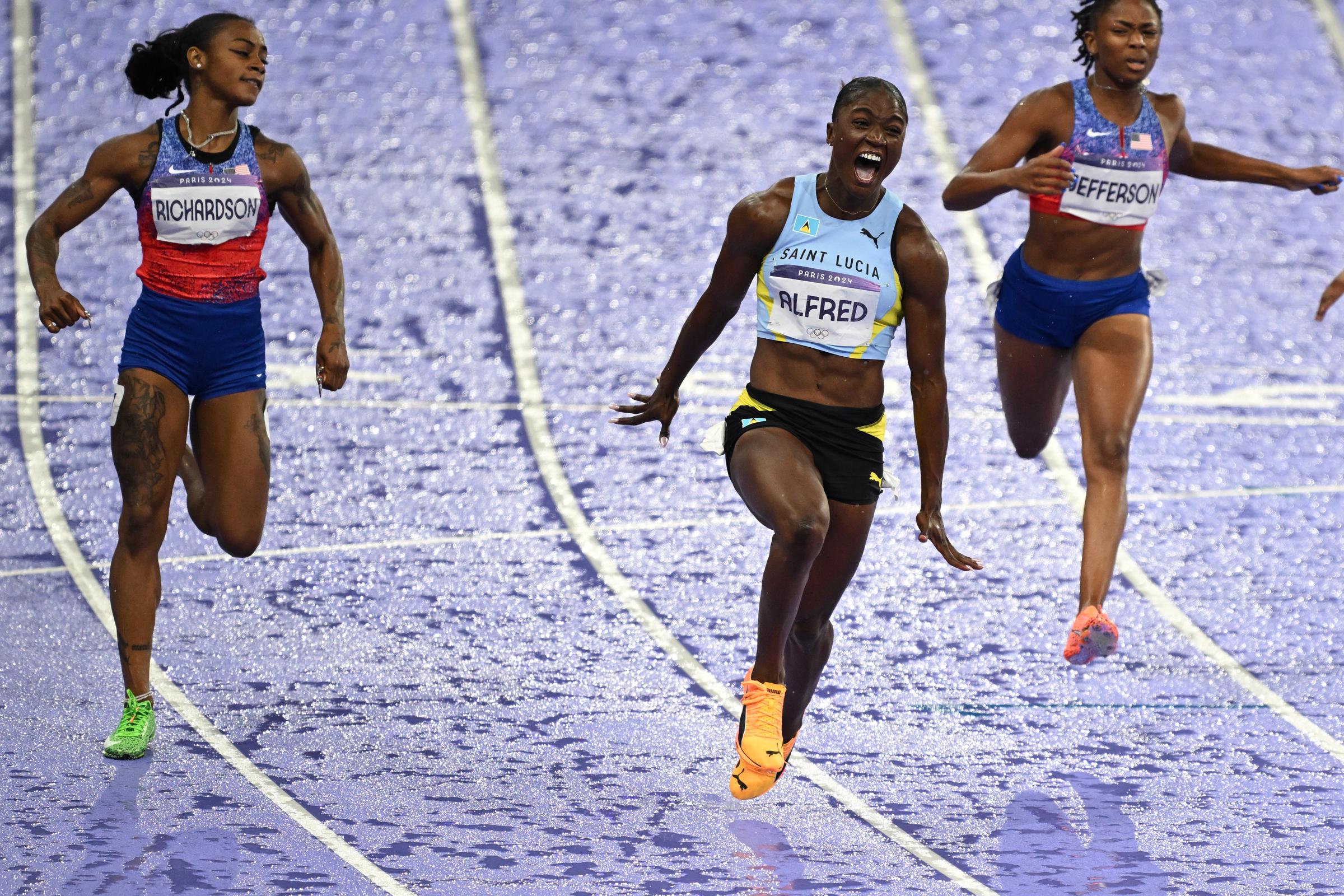 Sha'Carri Richardson racing alongside fellow female athletes in the women's 100m semifinals during the Paris Olympics in Paris, France on August 3, 2024 | Source: Getty Images