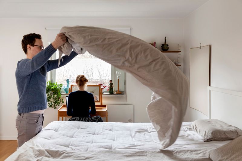 A man making his bed. | Source: Getty Images