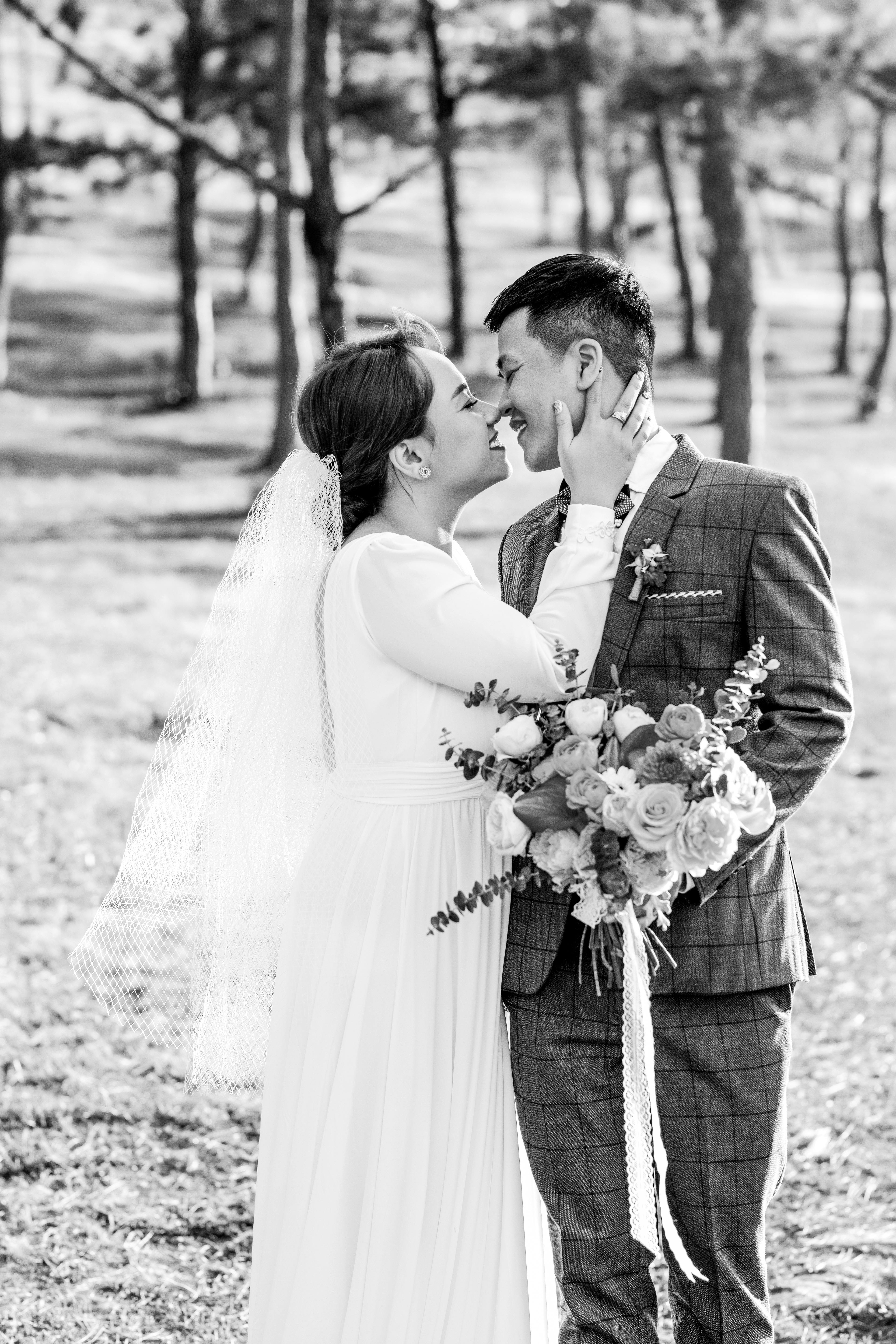 A happy couple on their wedding day | Source: Pexels