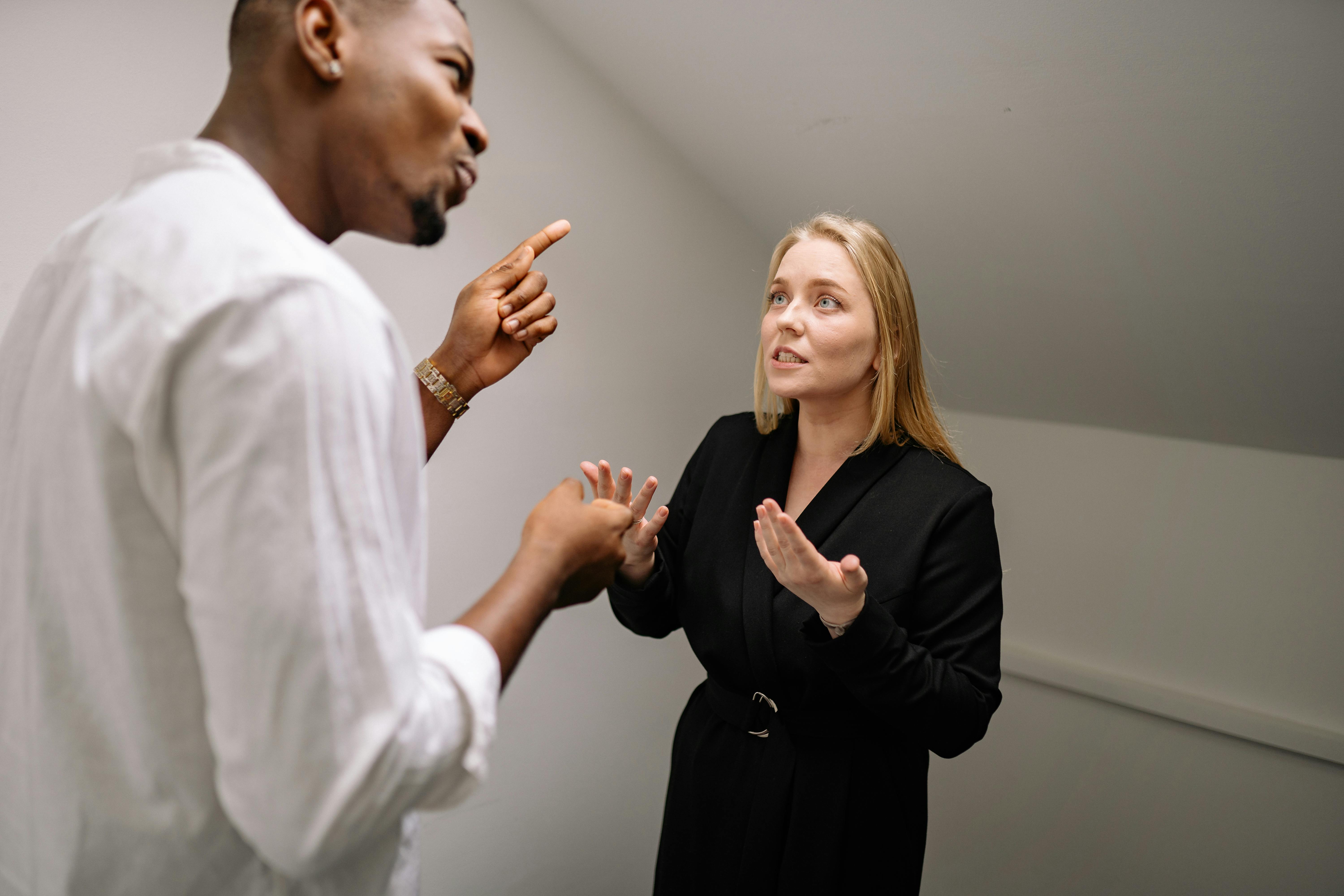 A man disagreeing with a woman | Source: Pexels