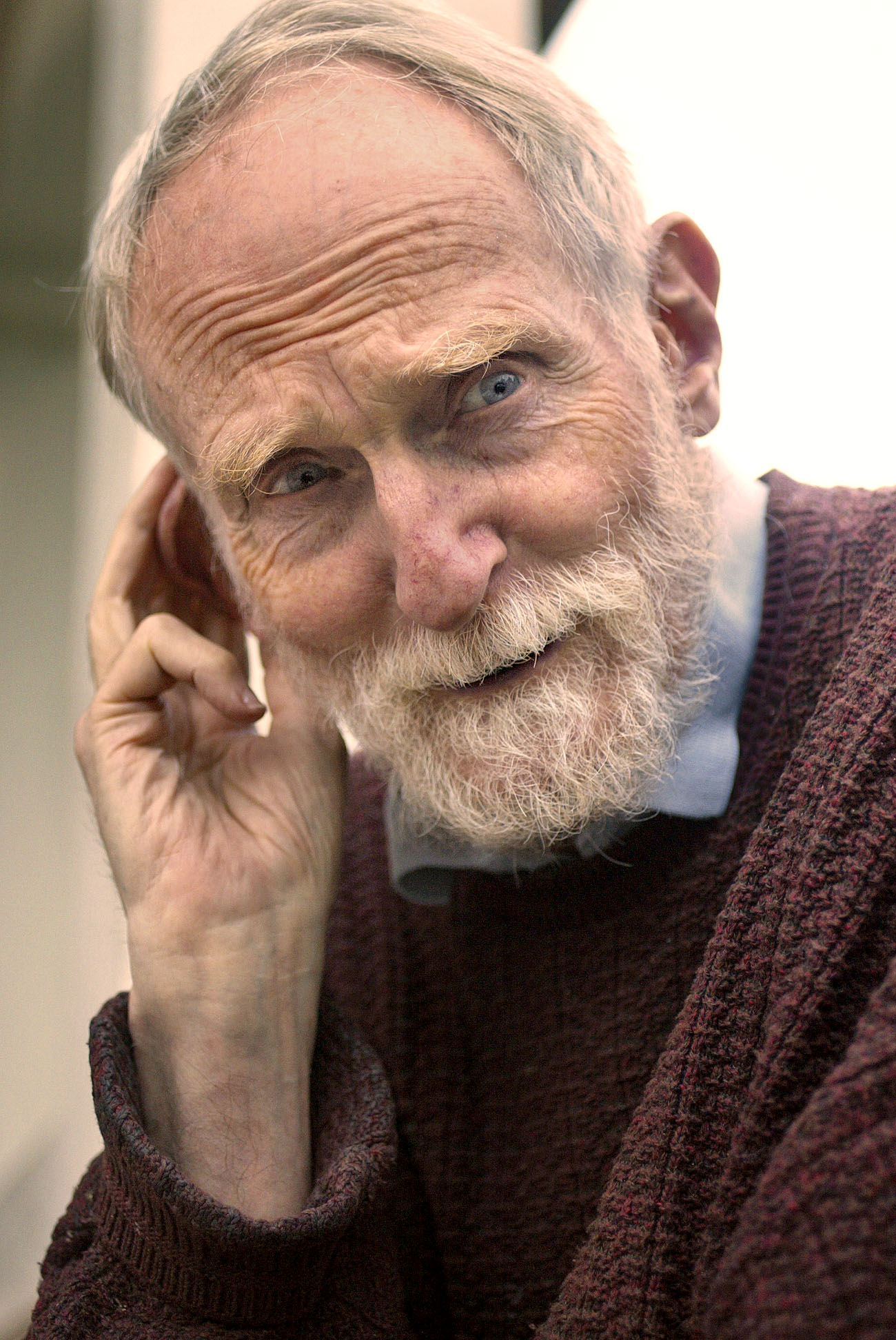 Roberts Blossom posing for a picture in 2003. | Source: Getty Images