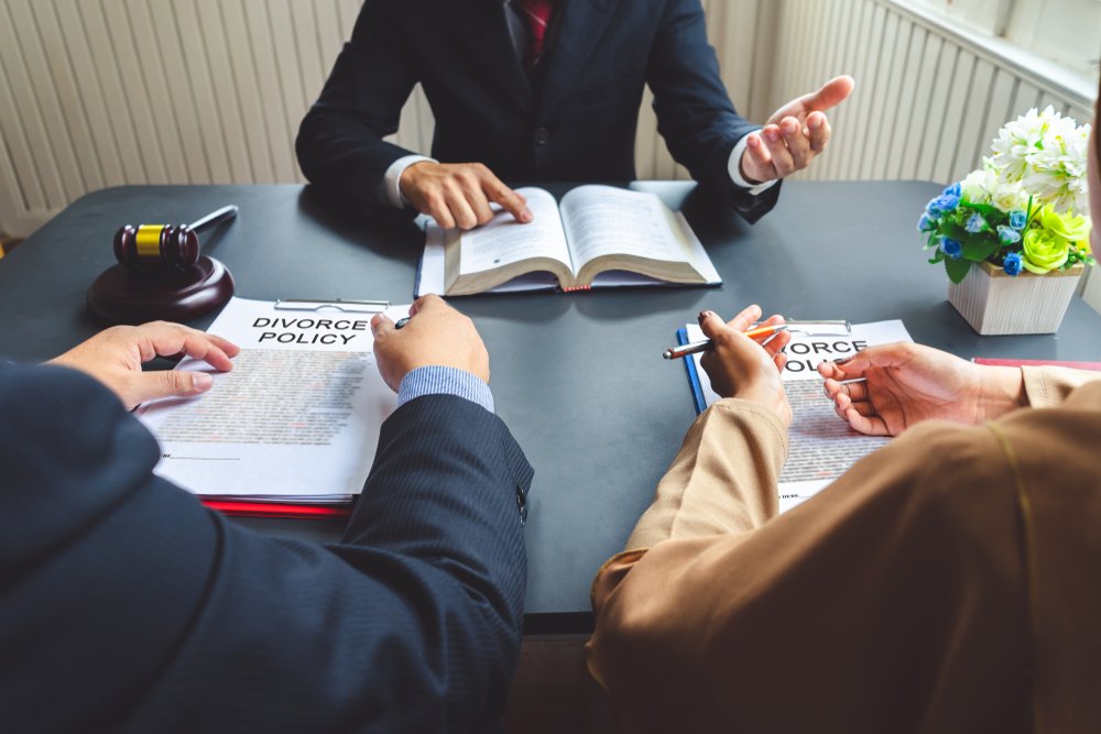 La pareja consulta a un abogado sobre el acuerdo del divorcio. | Foto: Shutterstock La pareja consulta a un abogado sobre el acuerdo del divorcio. | Foto: Shutterstock