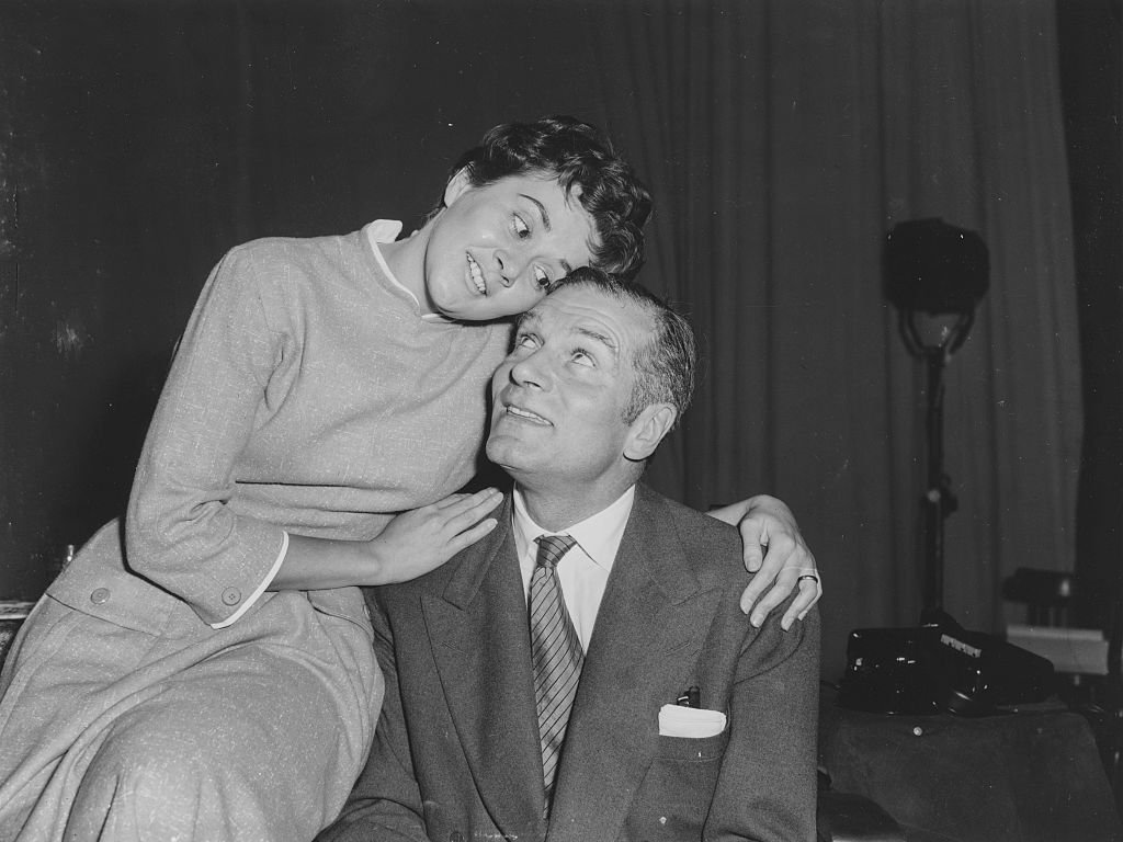  Sir Laurence Olivier and Joan Plowright embracing as they rehearse a scene from the play "The Entertainer," in 1957 | Photo: Getty Images
