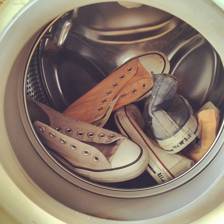 Variedad de zapatos dentro de una máquina para lavar ropa. | Foto: Pixabay