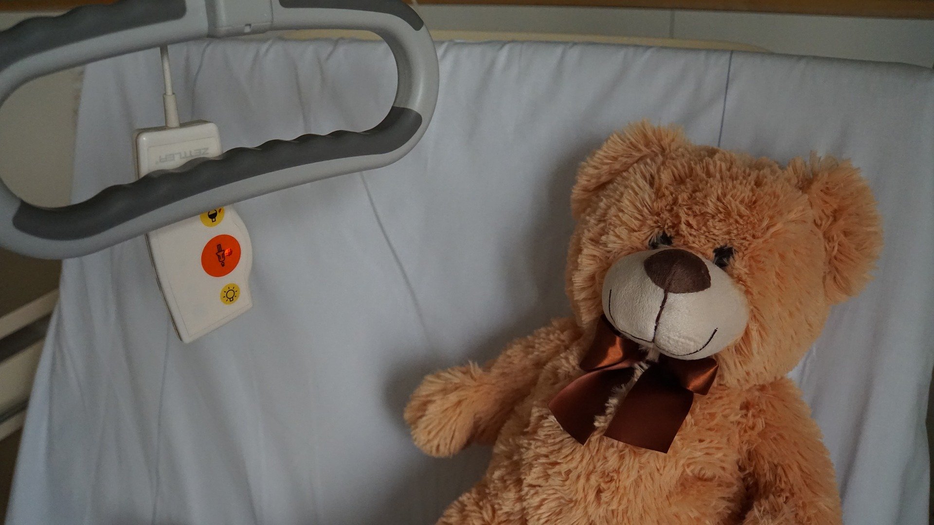 A teddy bear on a hospital bed. | Photo: Pixabay/Myléne 