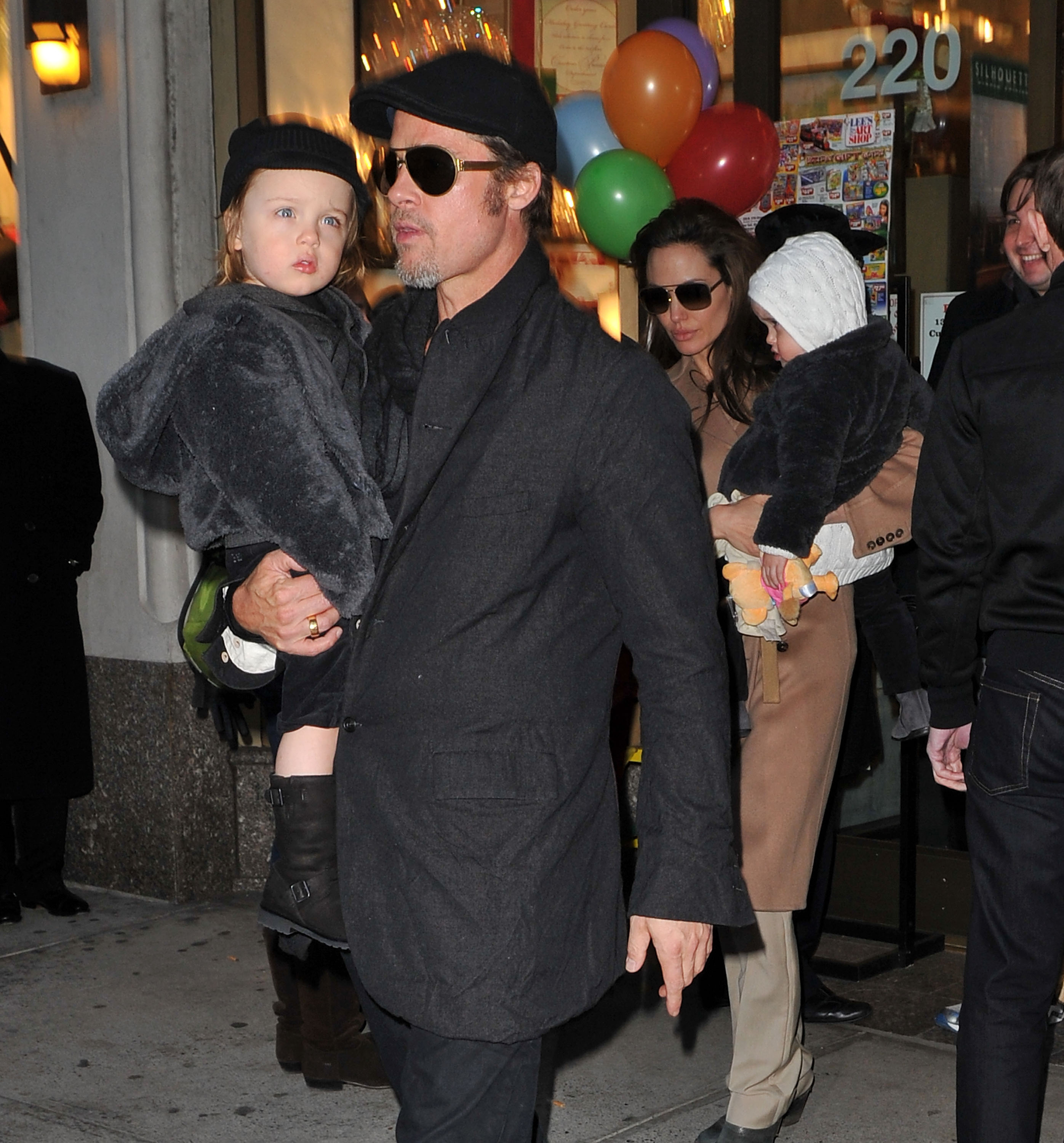 Brad Pitt and Angelina Jolie visit Lee's Art Shop with their children Vivienne and Knox Jolie-Pitt on December 4, 2010 in New York City | Source: Getty Images