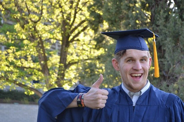 Hombre recién graduado. Fuente: Pixabay Hombre recién graduado. Fuente: Pixabay