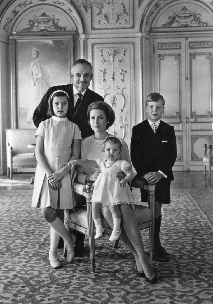 Grace Kelly and Rainier III of Monaco with their three children in 1966. I Image: Wikimedia Commons.
