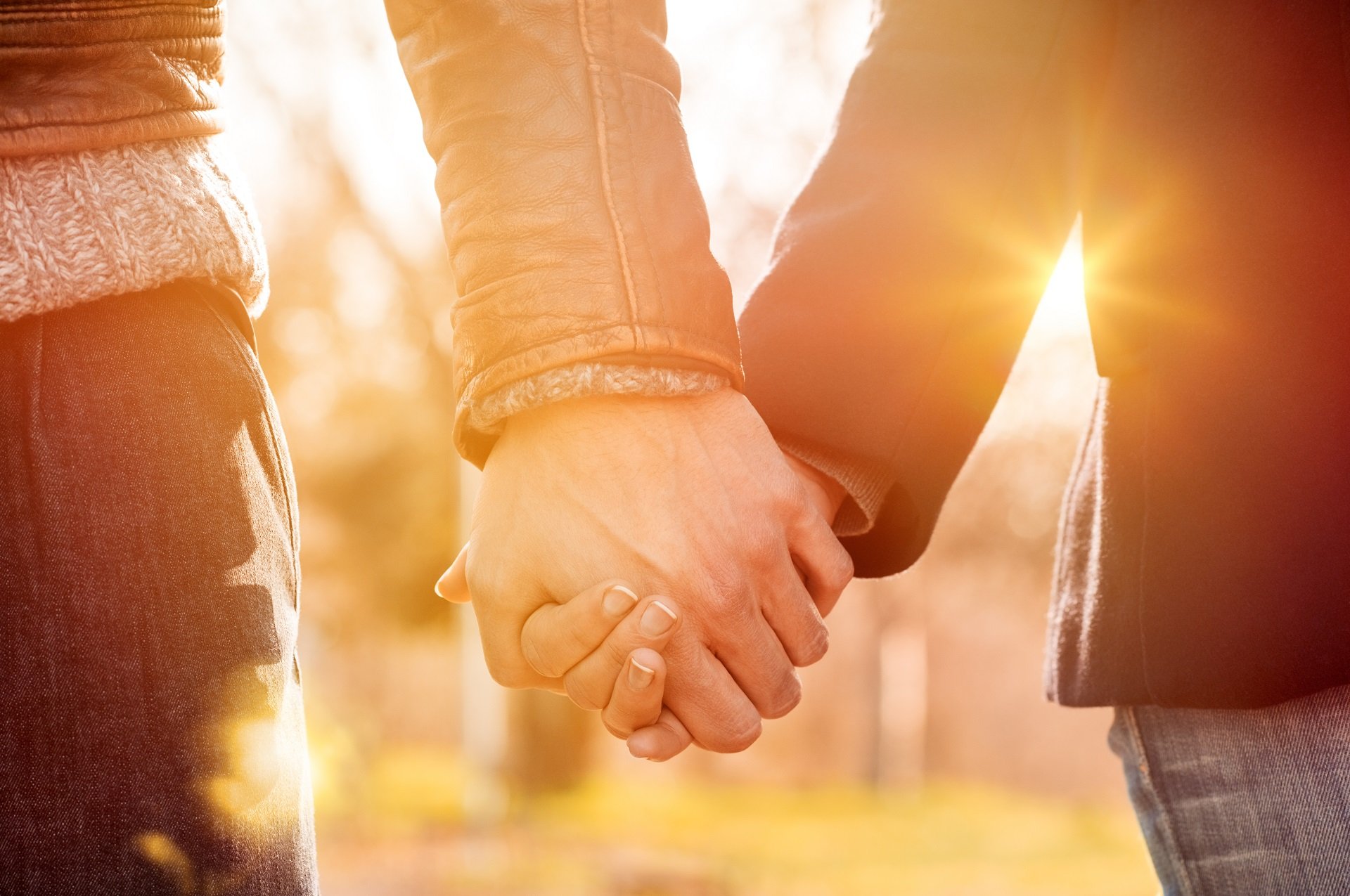 Pareja tomada de manos || Foto: Shutterstock Pareja tomada de manos || Foto: Shutterstock