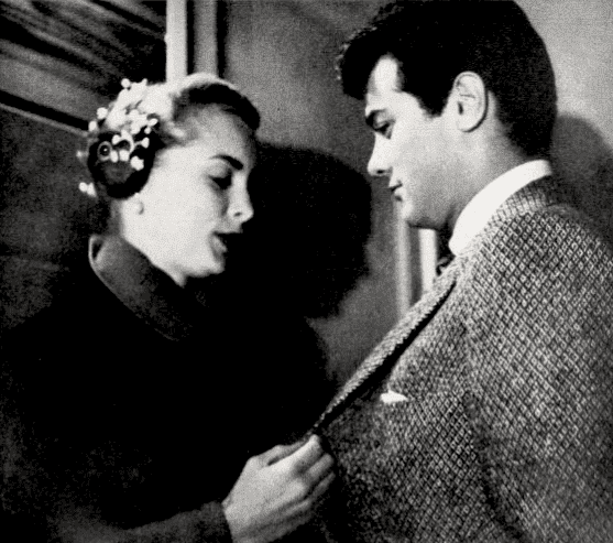 Janet Leigh and Tony Curtis in a 1957 Photoplay article. | Source: Wikimedia Commons