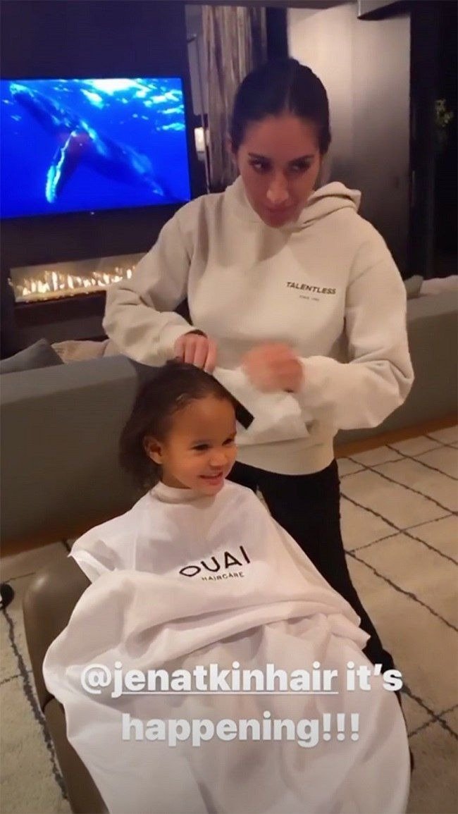Jen Atkin styling Chrissy Teigen's daughter's hair | Photo : instagram/chrissyteigen/