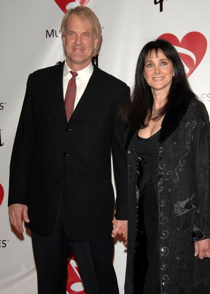 John Tesh and Connie Sellecca at the Los Angeles Convention Center on February 6, 2006 in Los Angeles, California | Photo: Getty Images
