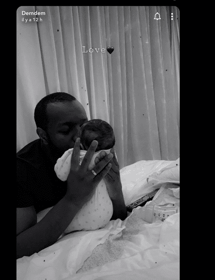 Maître Gims sans ses lunettes embrassant sa fille | Source : Getty Images Maître Gims sans ses lunettes embrassant sa fille | Source : Getty Images