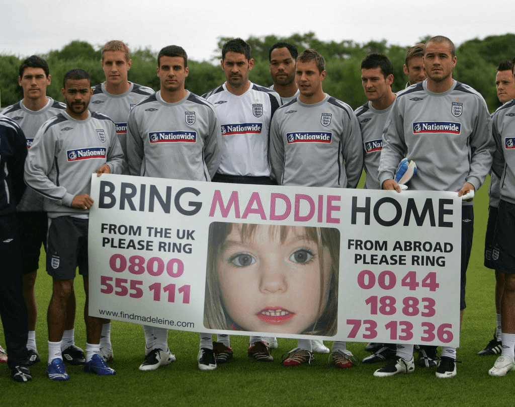 MANCHESTER, ROYAUME-UNI - 24 MAI : Les joueurs anglais tiennent une banderole pour le retour en toute sécurité de Maddie McCann, avant leur entraînement le 24 mai 2007 à Manchester, Angleterre. | Photo : Getty Images
