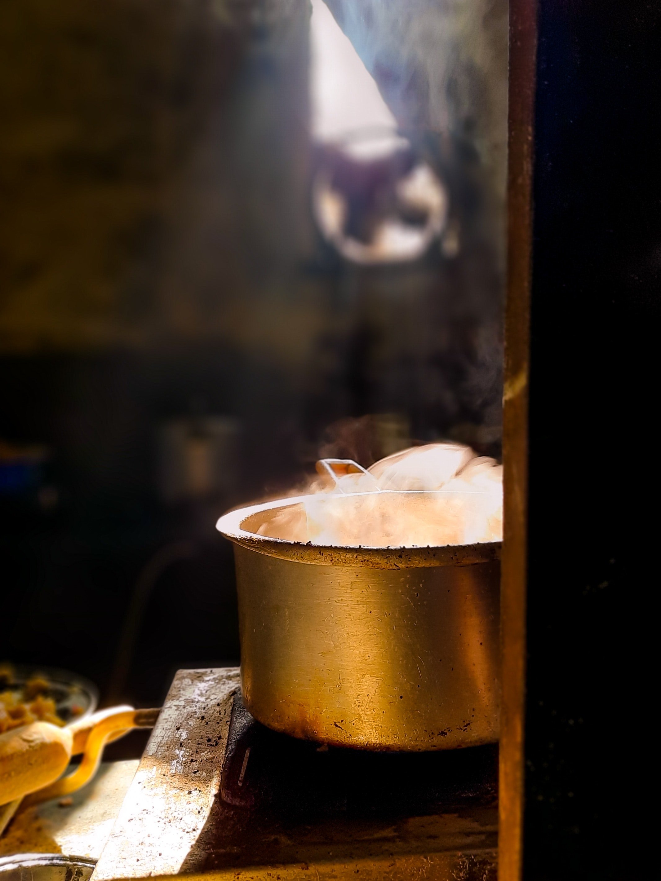 Pictured - A copper pot placed on an old fashioned cooker | Source: Pexels 
