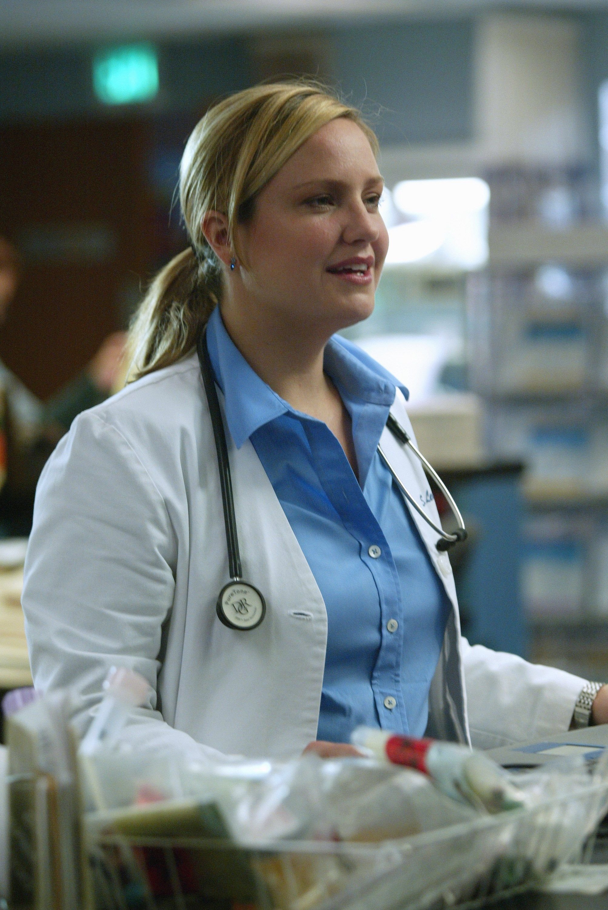 Sherry Stringfield dans le rôle du Docteur Susan Lewis, le 13 novembre 2013. | Photo : Getty Images Sherry Stringfield dans le rôle du Docteur Susan Lewis, le 13 novembre 2013. | Photo : Getty Images