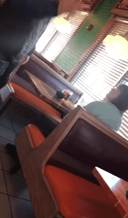 La mujer racista continúa discutiendo con el gerente, mientras él busca soluciones. Fuente: Facebook / Irma Dleon La mujer racista continúa discutiendo con el gerente, mientras él busca soluciones. Fuente: Facebook / Irma Dleon