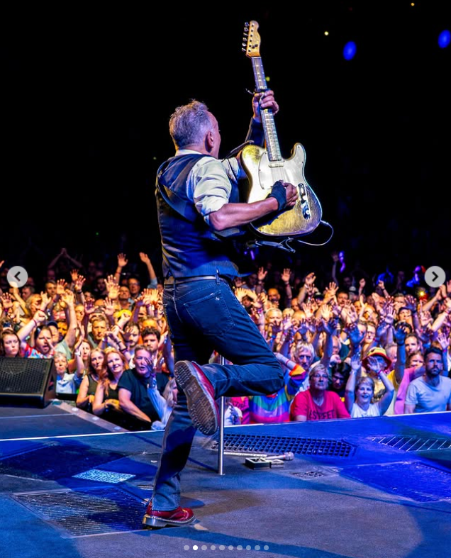 Bruce Springsteen rocking with the crowd | Source: Instagram/springsteen