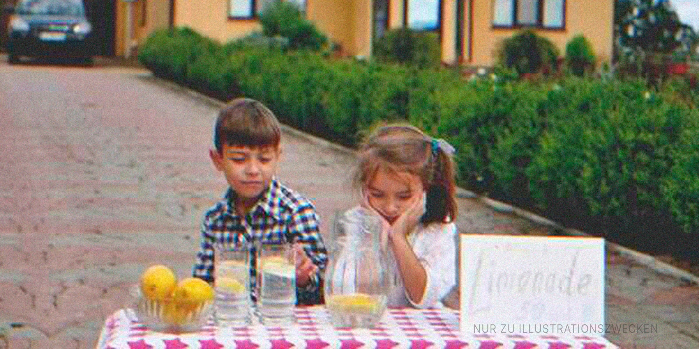 Ein Junge und ein Mädchen an ihrem Limonadenstand | Quelle: Shutterstock