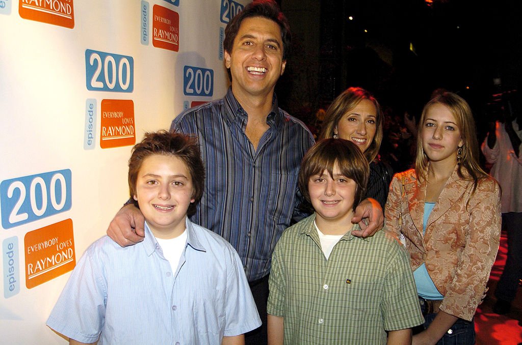 Ray Romano with his kids and wife at "Everybody Loves Raymond" Celebrates 200th Episode on October 14, 2004 | Source: Getty Images