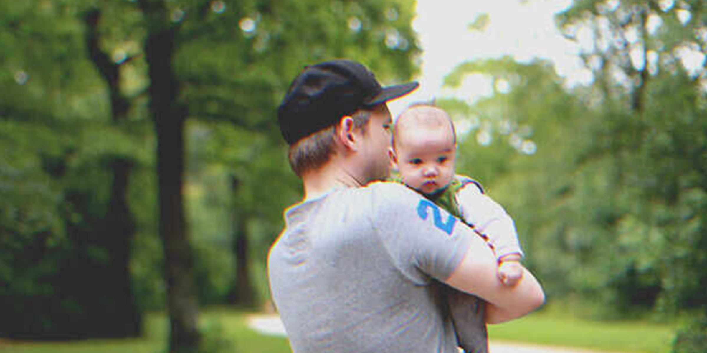 Hombre sosteniendo a un bebé | Shutterstock