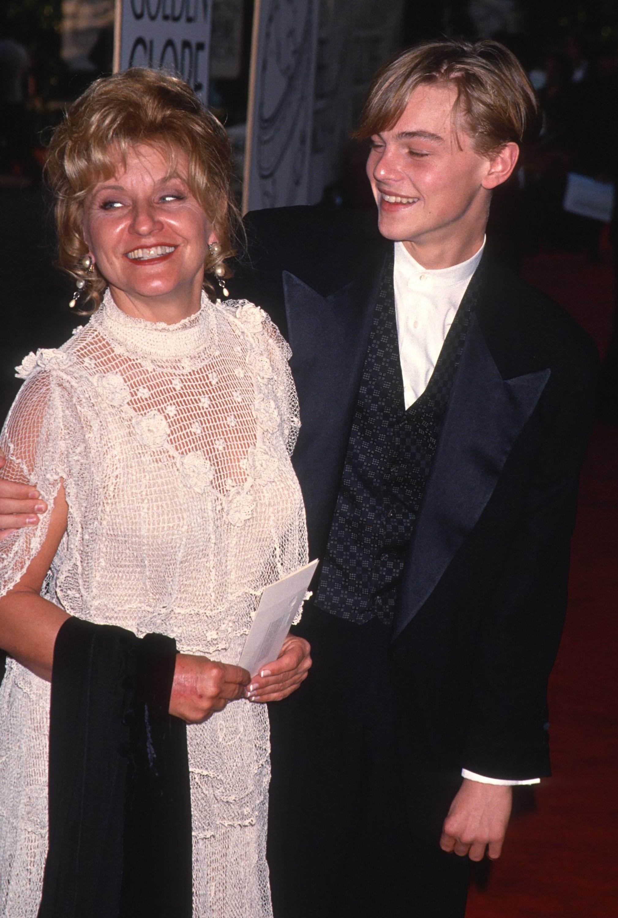 Leonardo DiCaprio mit seiner Mutter bei den Golden Globe Awards 1994 | Quelle: Getty Images