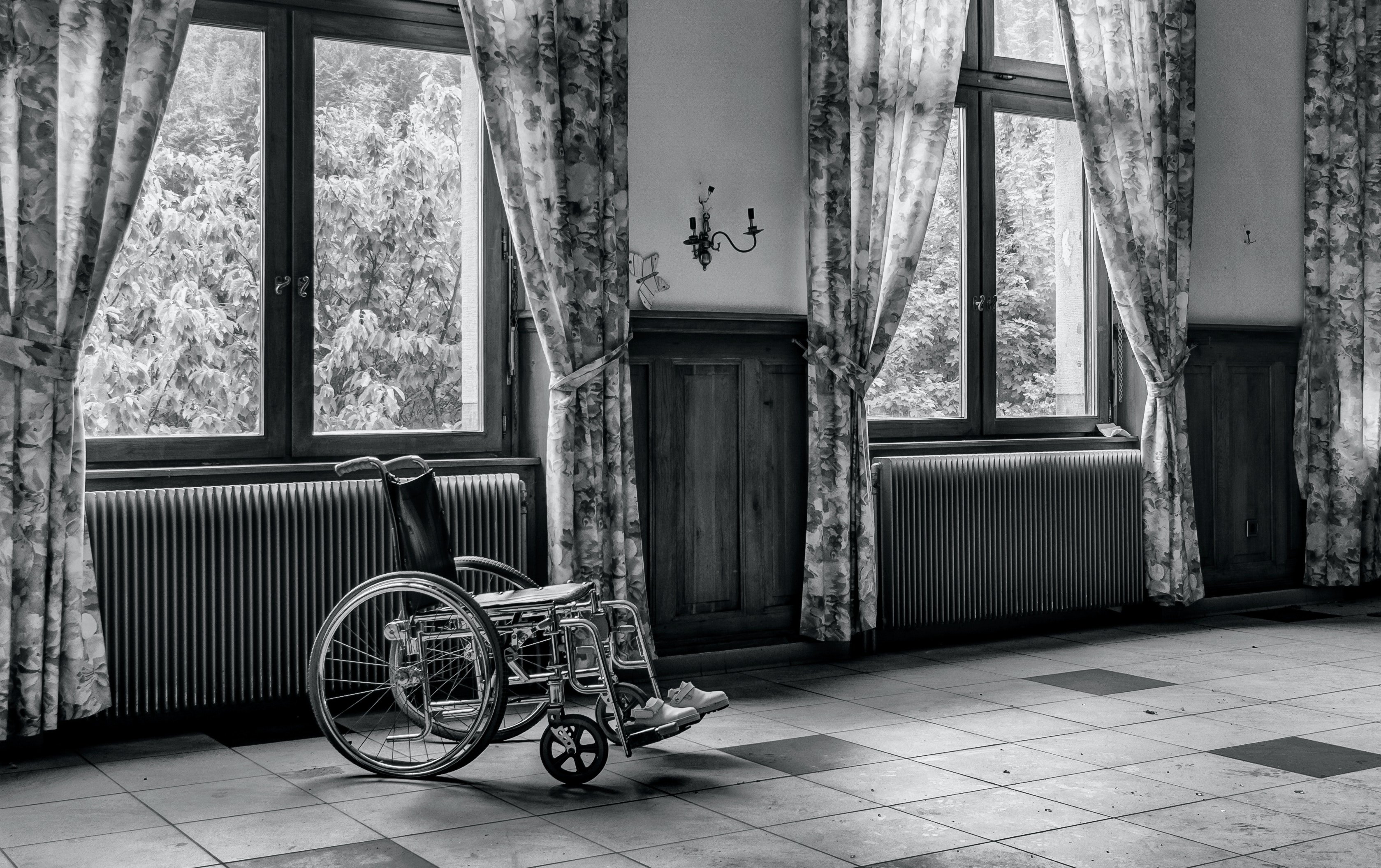 A wheelchair in a bedroom | Photo: Pexels