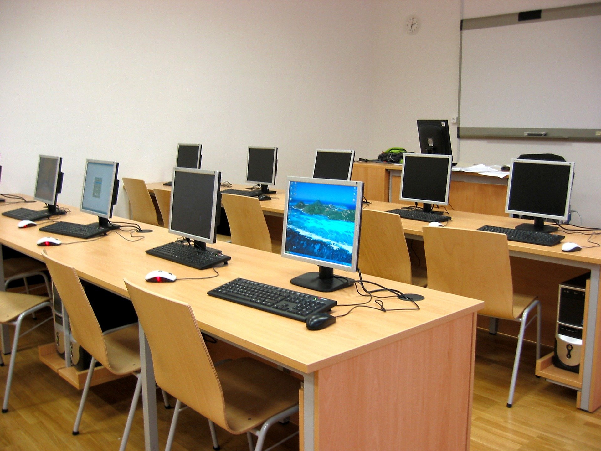 Une salle de classe informatique | Source: Pixabay