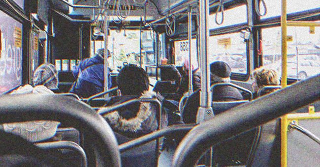 Pasajeros dentro de un autobús. | Foto: Shutterstock