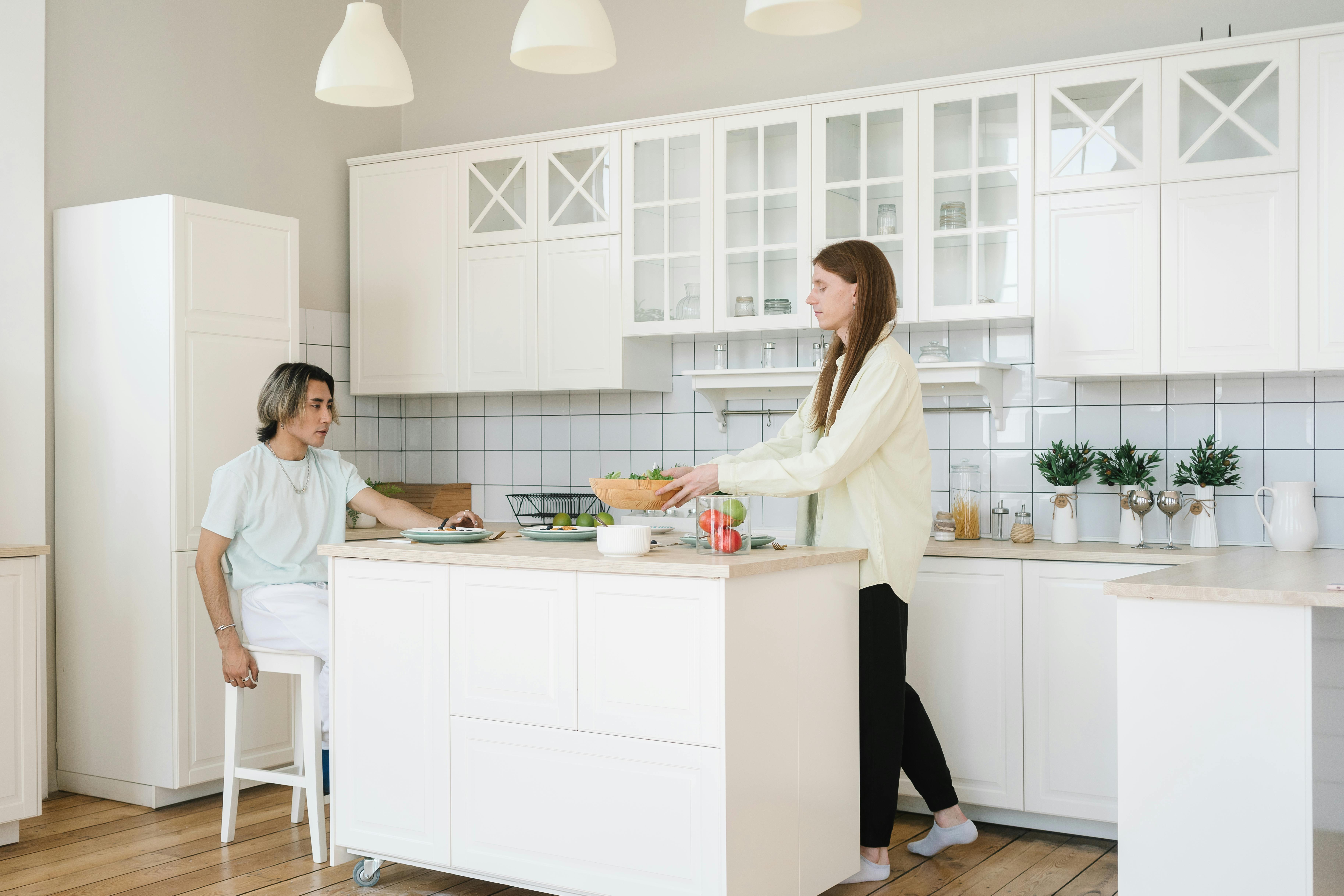 A man and a woman in a kitchen | Source: Pexels