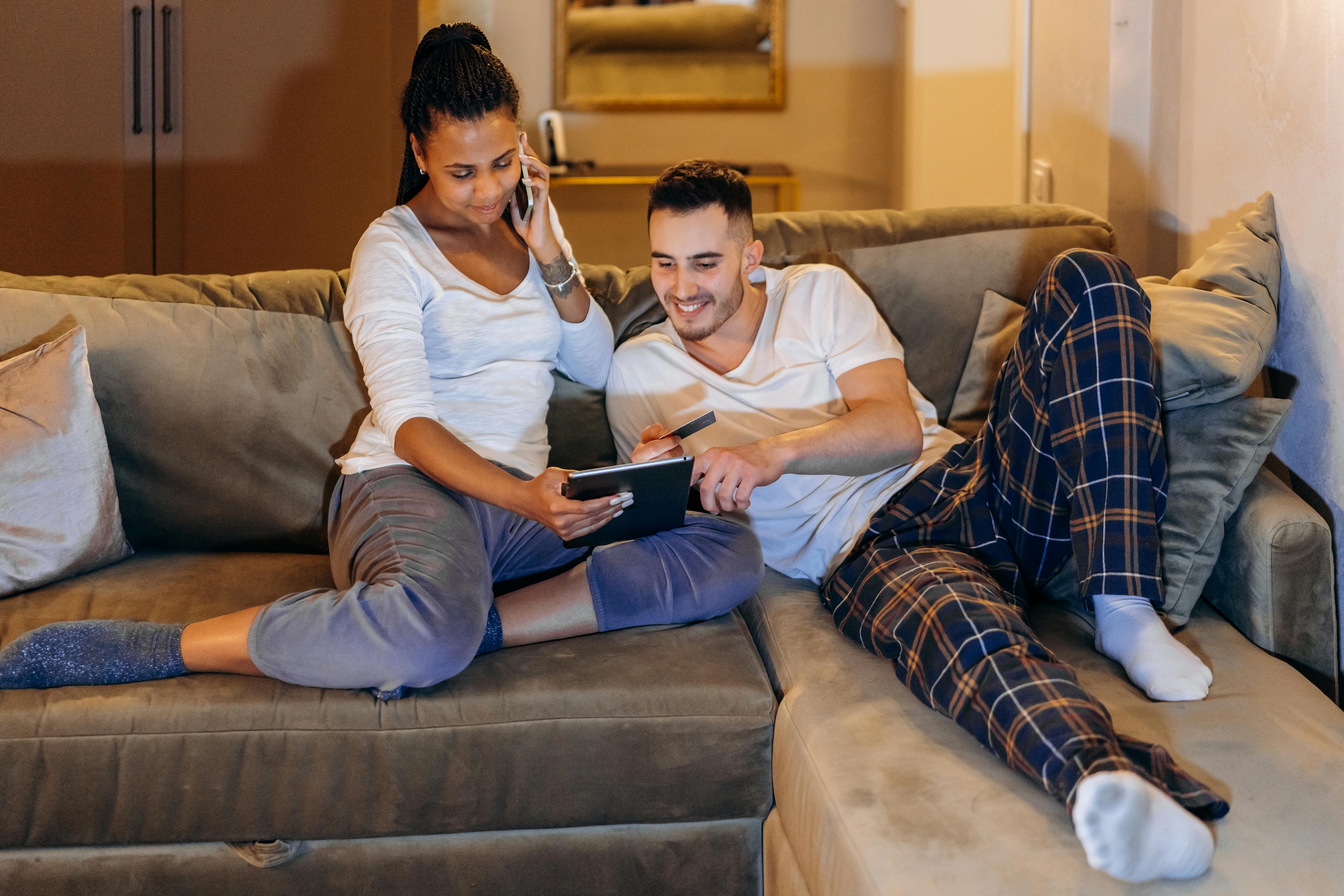 Couple sitting on a couch | Source: Pexels