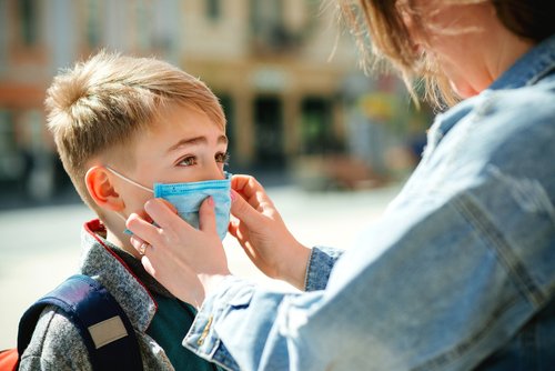 Un petit garçon masqué à l'école | Photo : Getty Images