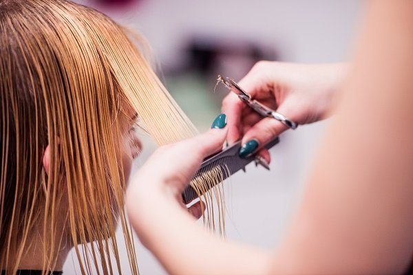 Mujer cortándose el cabello. Fuente: Shutterstock Mujer cortándose el cabello. Fuente: Shutterstock