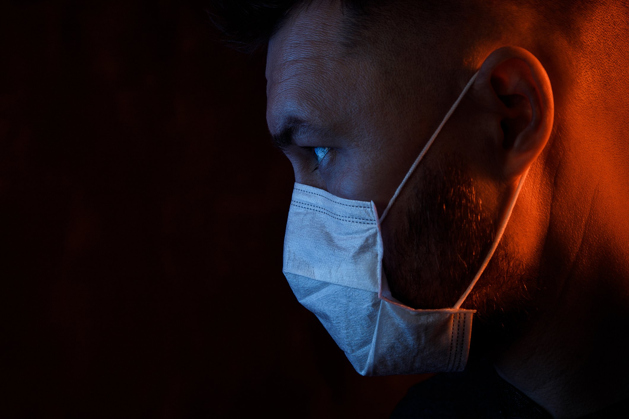 Retrato de un adulto joven usando una máscara médica. | Foto: Getty Images.