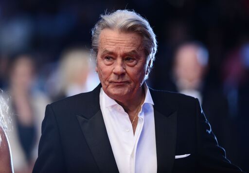 Alain Delon accepte la Palme d'Or d'Honneur lors de la cérémonie de la Palme Honneur lors de la 72ème édition du Festival de Cannes le 19 mai 2019. | Photo : Getty Images Alain Delon accepte la Palme d'Or d'Honneur lors de la cérémonie de la Palme Honneur lors de la 72ème édition du Festival de Cannes le 19 mai 2019. | Photo : Getty Images