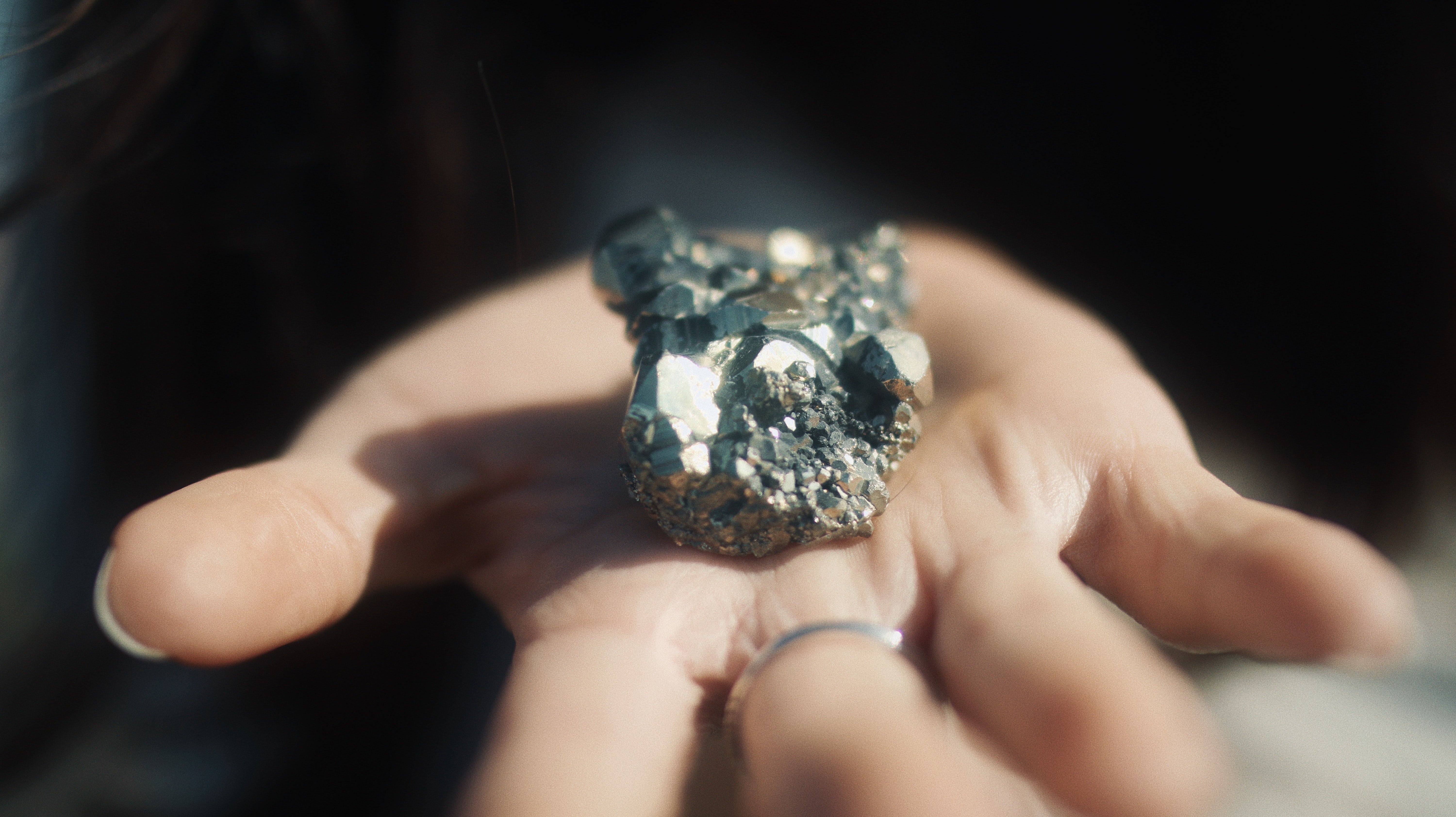 An open hand holds a precious gem that is still in its natural form | Photo: Unsplash/Elia Pellegrini