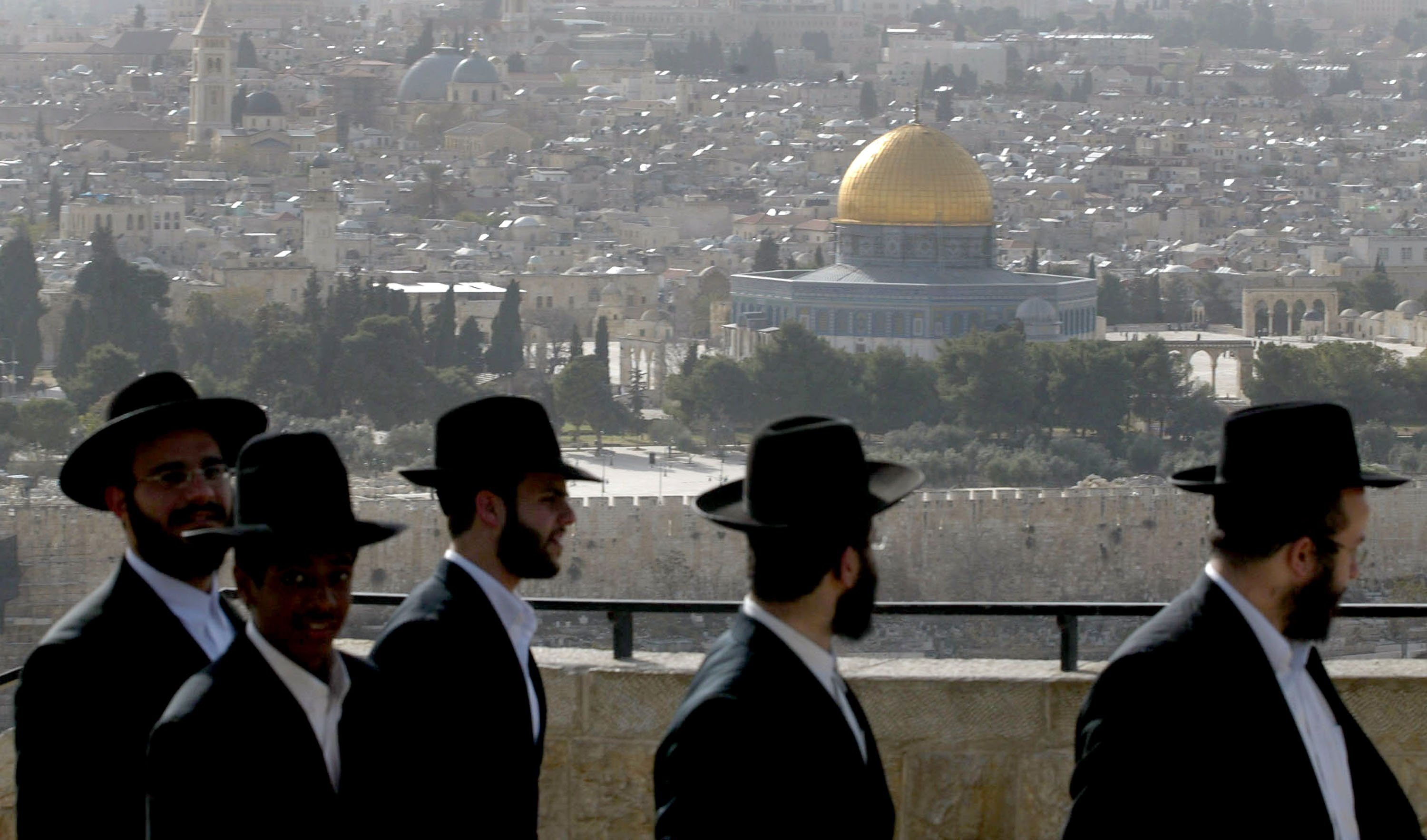 Israelíes ortodoxos observan el Domo de la Roca || Fuente: Getty Images Israelíes ortodoxos observan el Domo de la Roca || Fuente: Getty Images