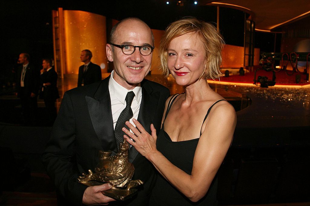 Preisträger Ulrich Mühe Und Ehefrau Susanne Lothar Bei Der Verleihung Der "Goldenen Henne" Im Friedrichstadtpalast In Berlin . (Photo by Franziska Krug) | Quelle: Getty Images