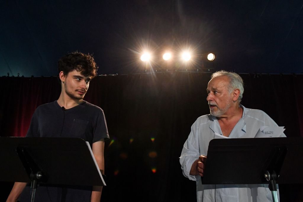 L'acteur français Francis Perrin et son fils autiste Louis, se produisent lors d'une répétition de ''Portrait de Molière en 50mn'', à l'Institut Don Bosco, le 19 juin 2019 à Gradignan, dans le cadre de la 8e édition du festival 'Arts Musez-Vous'. | Photo : Getty Images