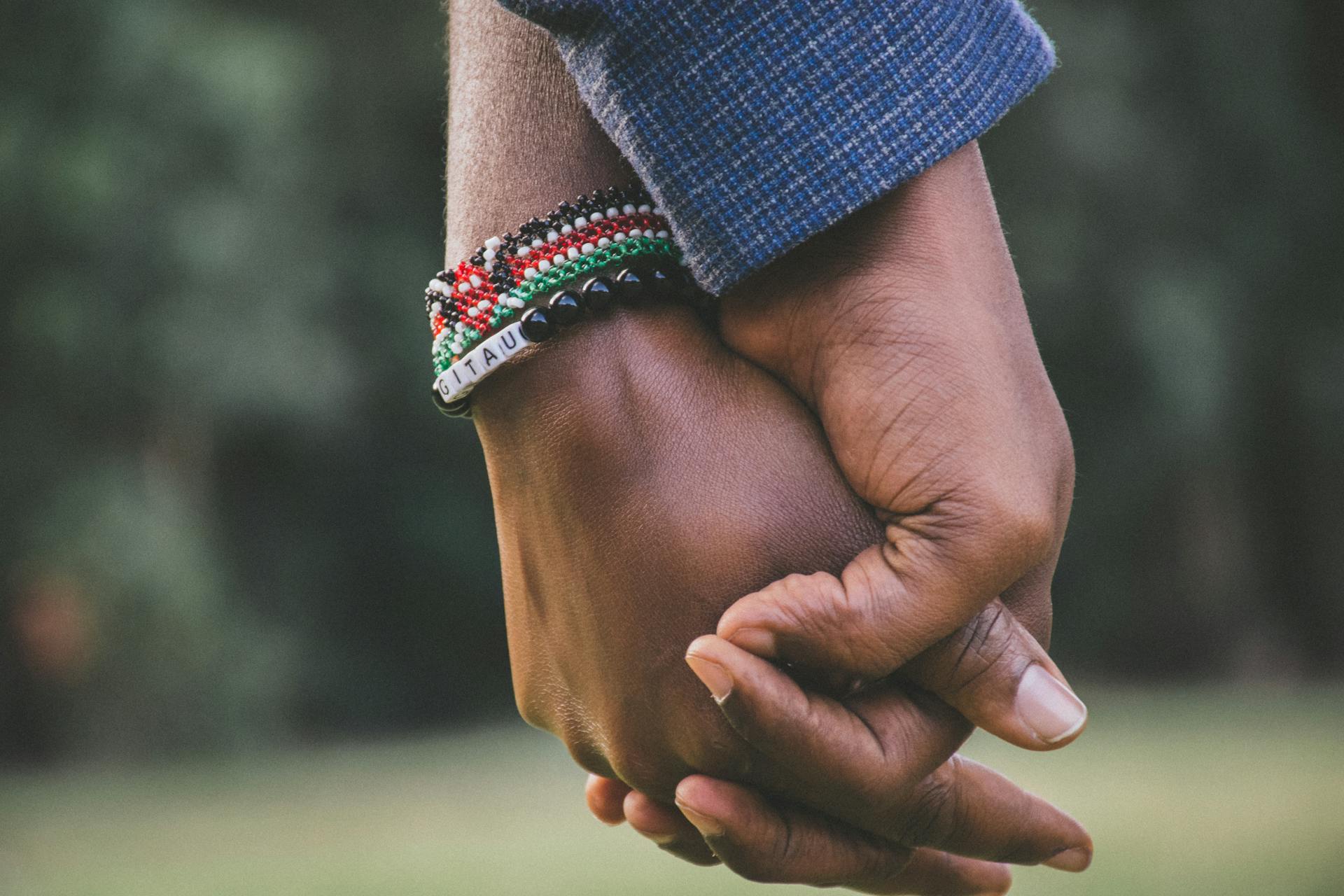 Two people holding hands | Source: Pexels