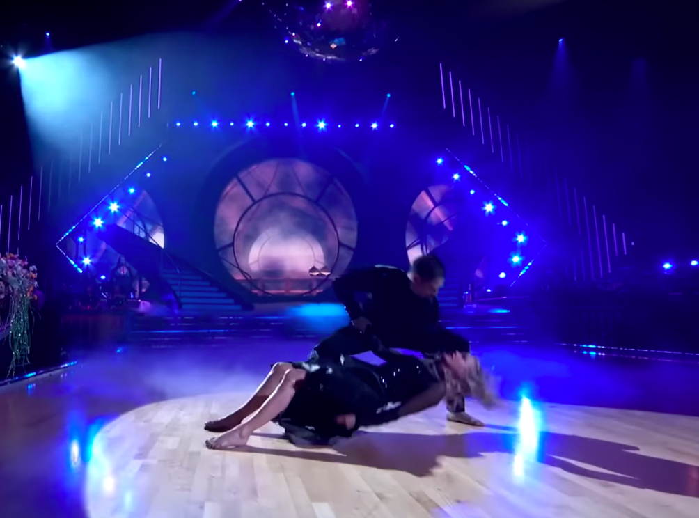 Alan Bersten catching Elaine Hendrix after the trust fall. | Source: YouTube/Dancing With The Stars