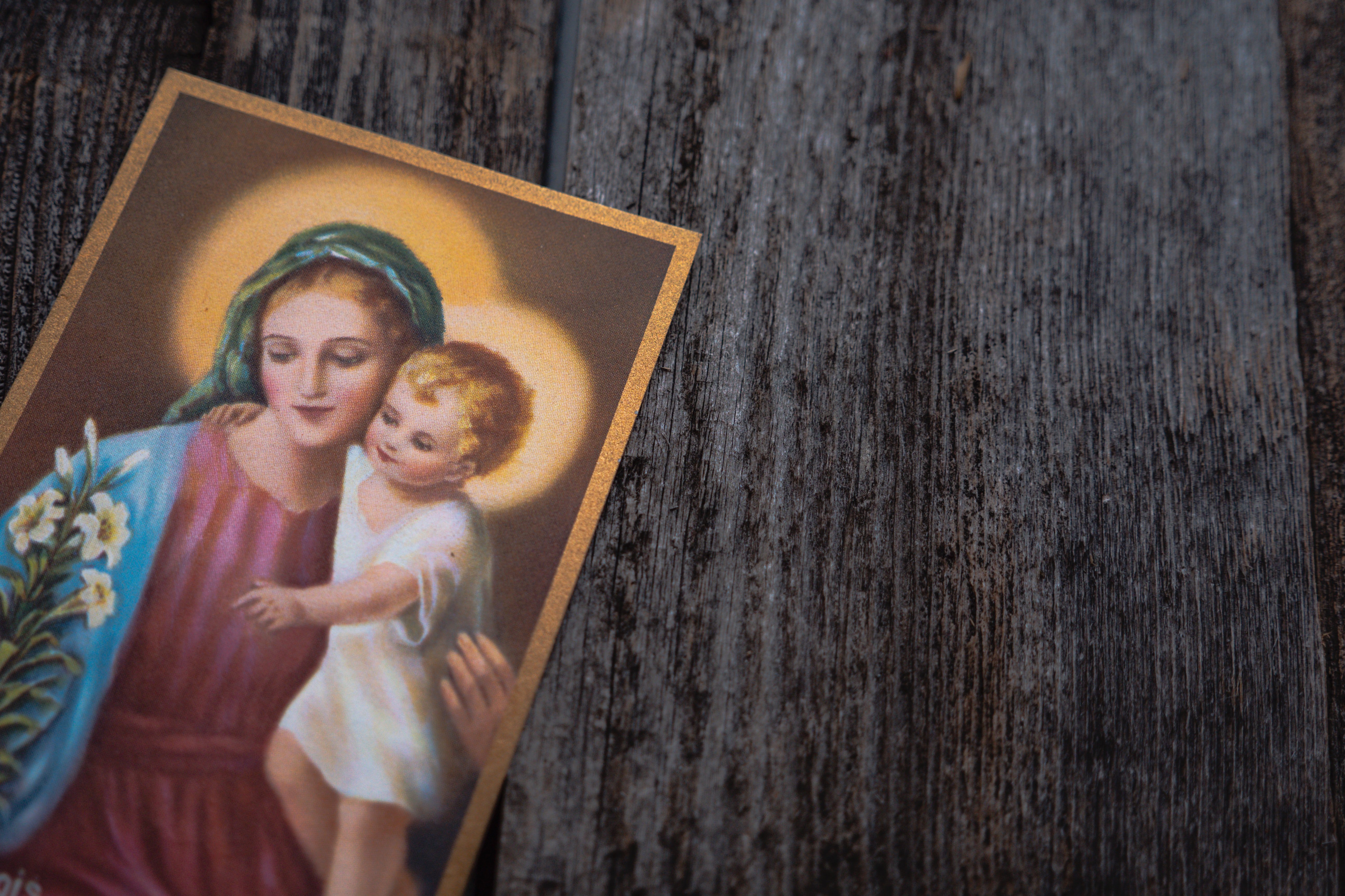 "Ich möchte, dass du dich an die Geschichte eines anderen Mädchens im Teenageralter erinnerst, das schwanger und unverheiratet war: Die Mutter von Jesus, Maria." | Quelle: Unsplash