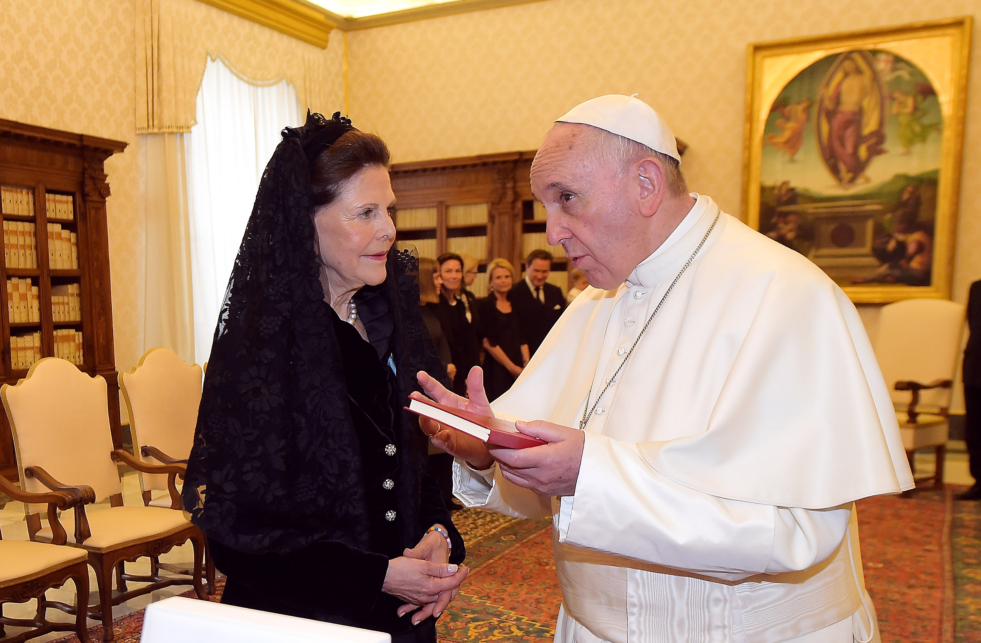 Pope Francis exchanges gifts with Queen Silvia of Sweden during a private audience at the Apostolic Palace on April 27, 2015 in Vatican City | Source: Getty Images