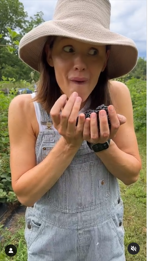 Jennifer Garner eating blackberries | Source: Instagram.com/jennifer.garner/