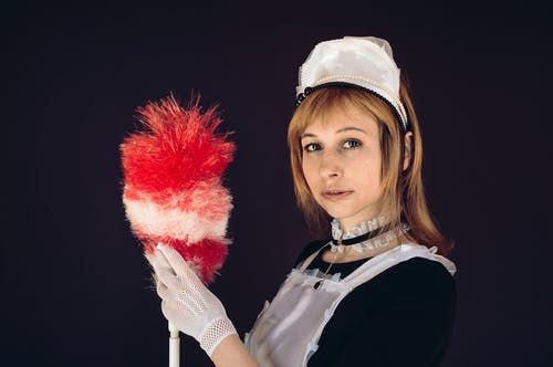 Mujer con uniforme y herramientas para la limpieza del hogar. | Foto: Pexels